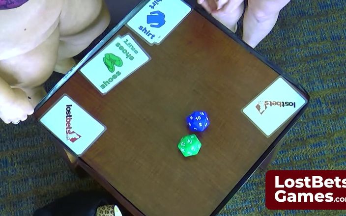 Lost Bets Games: डी स्ट्रिप पासा गेम में आकर्षक चेल्स के खिलाफ चेहरे पर उतरती है