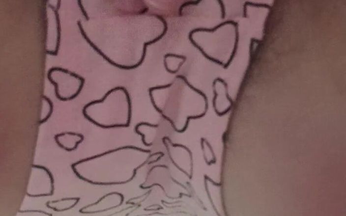 Lesbian-candys: Je masturbe ma chatte poilue sous la table en classe