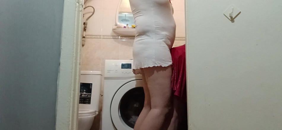 Lesbian-illusion: 남편이 직장에 있는 동안, 스트랩으로 이웃을 따먹어