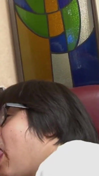 Hot Ramen - escena 3_bukkake para una morena japonesa sirvienta en lencería que termina cubierta de semen