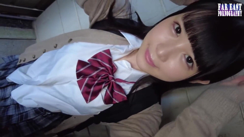 Far East pornography: Doll als gelukzaligheid met een donkerharige plagerij op een speelse...