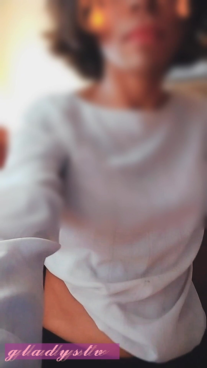 UpcomingCinnamon92: Gladys is een travestietmeisje dat te opgewonden wordt totdat ze...