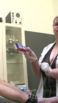 Szorstka sesja BDSM dla starca