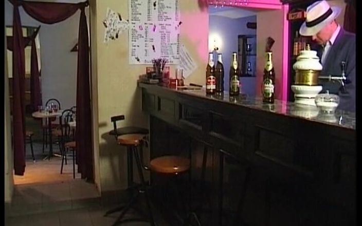 Enjoy German porn: Eine reife deutsche rothaarige bekommt gangbang auf dem billardtisch