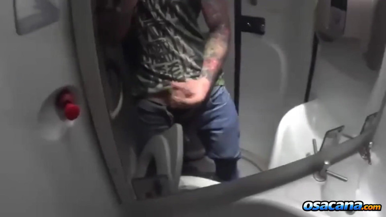 World Gay: Se Masturbando Dentro Do Banheiro Do Onibus