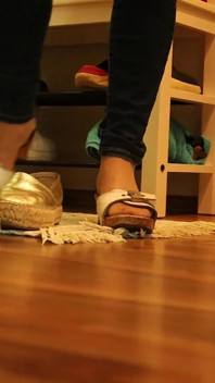 Baumelnde versuchung - espadrilles & holzsandalen-footplay