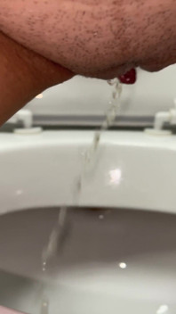 Detailní kompilace čůrání na veřejných toaletách! Ukazuji špinavé podložky! POV!