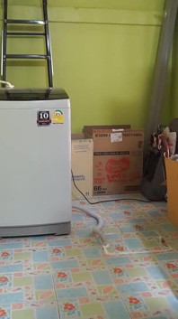 Menina tailandesa convida namorado para ficar de pé e foder na cozinha