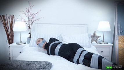 Gag Attack: Îmbrăcată în costum de pisică