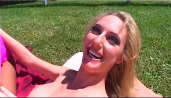 European Classics: Sexy blondýnky mají žhavý sex venku
