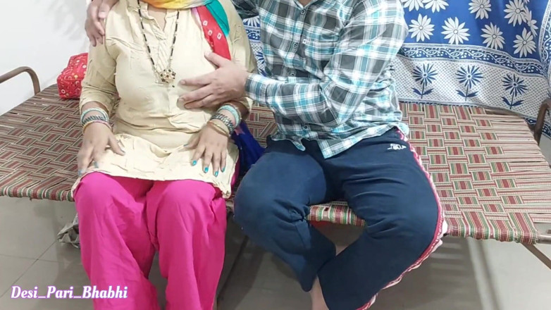 Desi Pari Bhabhi: 美しいインドの継母の猫とお尻が継息子によって激しく犯される