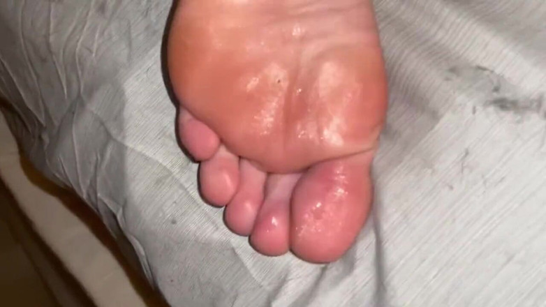 J13D75: 이 창녀에게 자지 마사지를 줬어