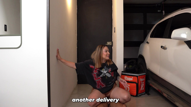 ThiagoLopez: सुनहरे बालों वाली चुदाई के साथ मुझे फूड डिलीवरी का भुगतान करती है