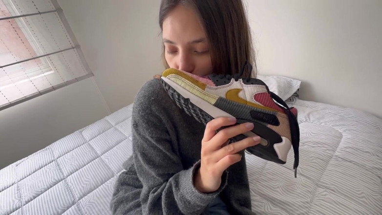 scarlettandc: Je me caresse et le suce puis je me fais...
