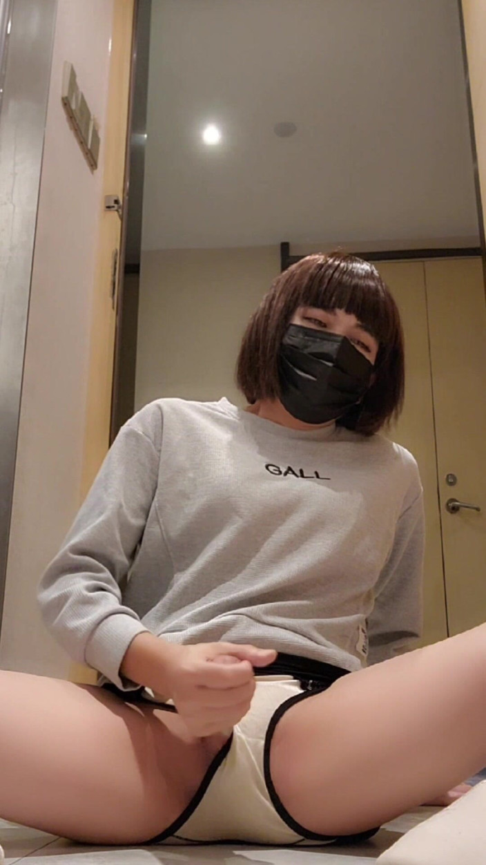 Taiwancdgirl: Waria ting xuan buka pintu hotel dan masturbasi memeknya sendirian