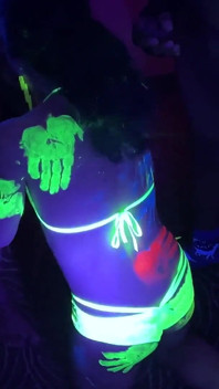 Video Penuh - Parti Glow! Gangbang bukkake untuk si jalang yang lapar mani - Cliff Media Productions
