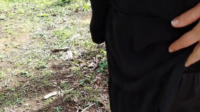 Priscila: 2 gadis seksi pamer badan di jalanan di taman!! Bagaimana...