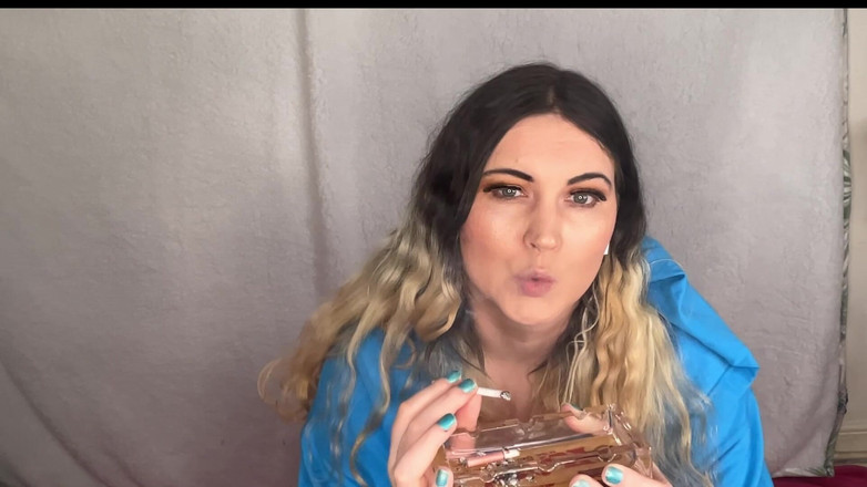 MissFFW: BBW děvka prostě miluje řetěz kouření její jahodové cigarety