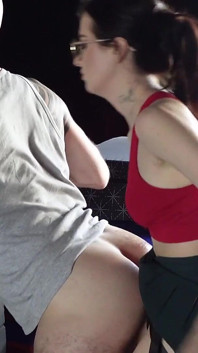 Chica nerd clavando su entrenador personal