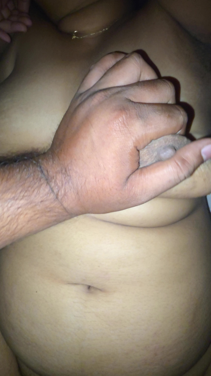 HornyBoudi: Kocası şehir dışına çıktığında azgın Boudi domaltarak poz veriyor