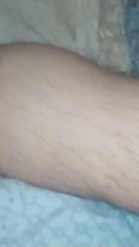 Un ours jumelle joue avec les jambes et les pieds de son copain