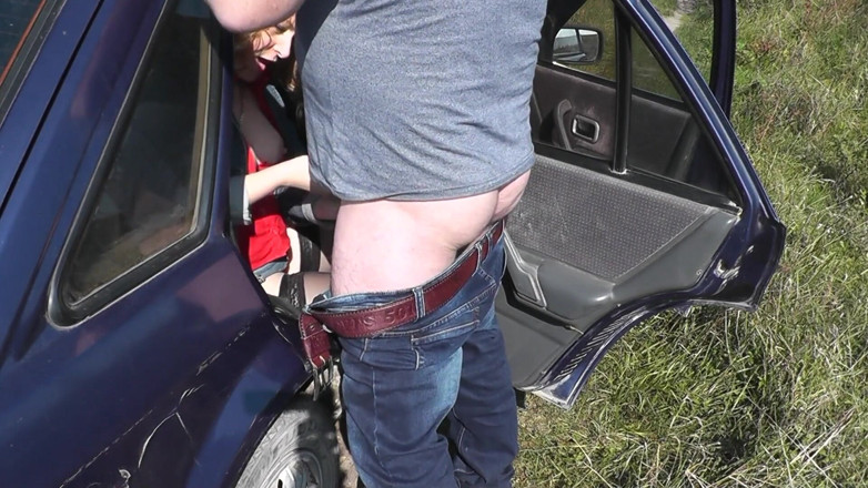 XXX-Platinum: Gaya doggy dikongkek MILF di dalam kereta tempat duduk belakang...
