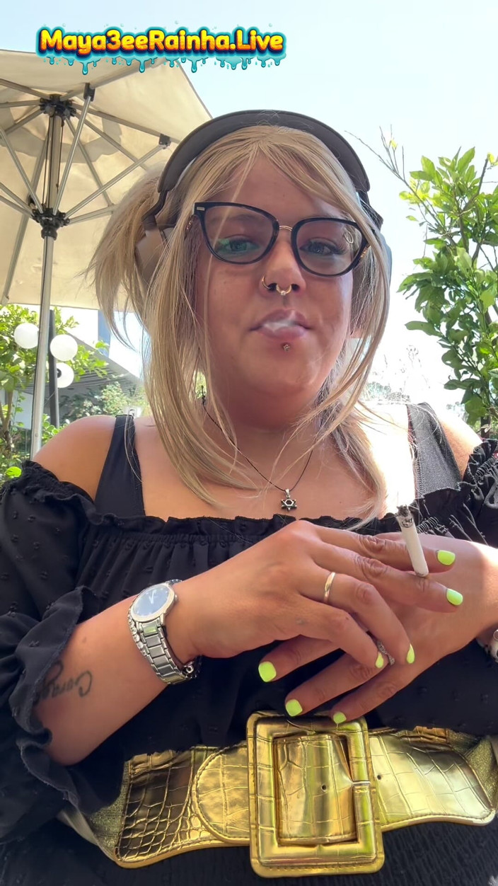 Goddess Maya3ee Rainha: Bonjour, déesse - une MILF BRÉSILIENNE BBW fume dans la nature,...