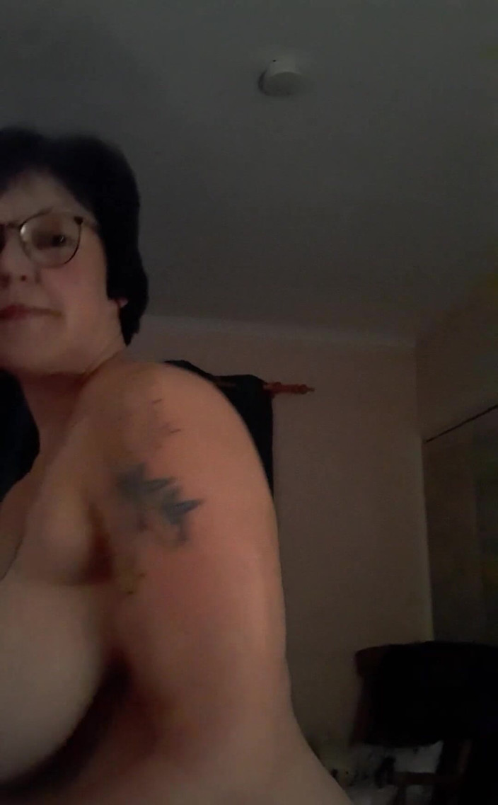 Layla Bird: 我想是时候播放一个小视频了。