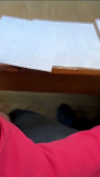 Adiós Matemáticas y la universidad!! Compañero de clase me dio una paja debajo de la mesa el último día de universidad