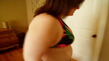 Sexy Amateurz: Tetovaná velká kráska kontroluje její váhu