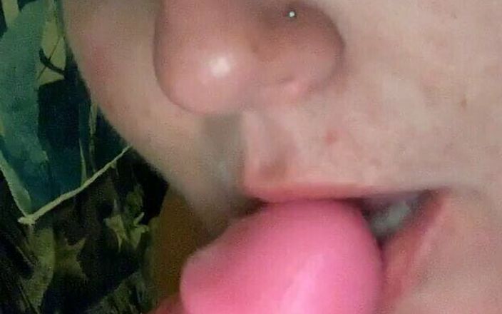 Cum slut studio: Succhio il mio dildo rosa desiderando che fossi tu