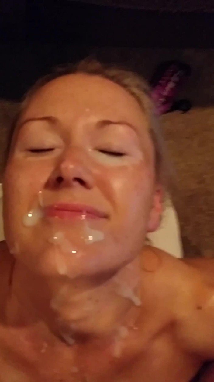 American Blonde Wife: Real amateur mormón mamá y esposa obtiene facial de rodillas