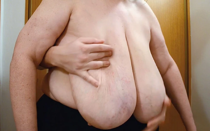 Omg big boobs: Granny Anika Tits Feelup