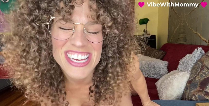 VibeWithMommy: Ibu tiri mesum ini ngajarin kamu cara ngentot kontolku!