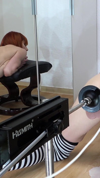 Seks makinemde dildo sıçrama ve bolca kayganlaştırıcı