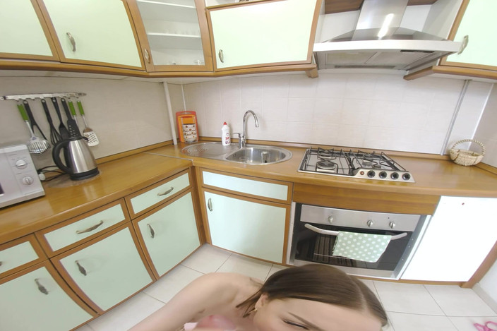 Suck Me VR: アレクサ・ミルズは恋人に自分の膣を指で愛撫し、その後彼とセックスする