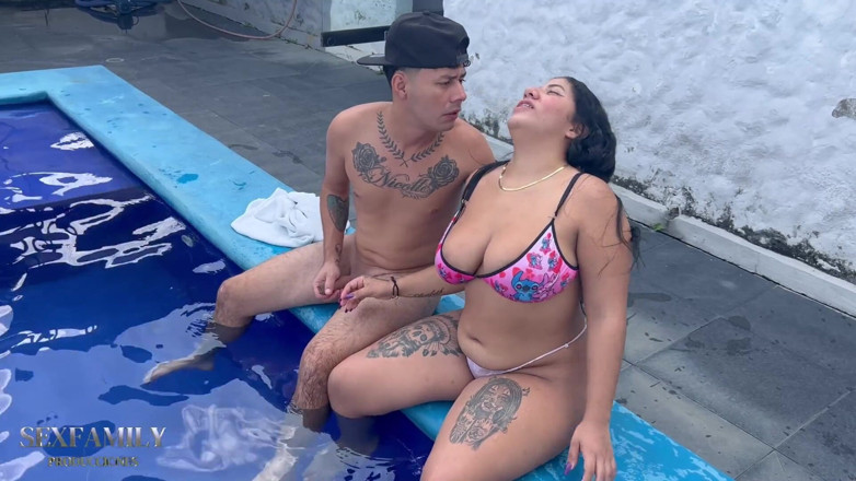 Bigboobssex: La mia sorellastra indiana si abbronza in piscina in una...