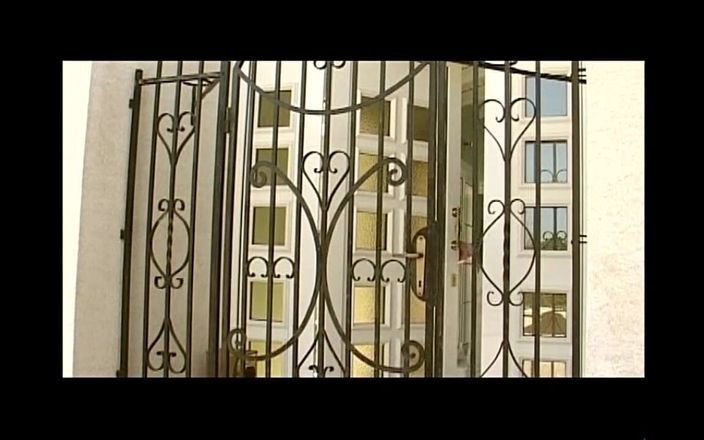 Xtime Network: Une blonde et une fille à forte poitrine se font baiser...