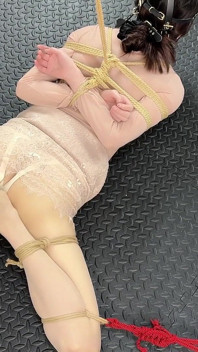Il cliente ha filmato il plug anale vibrante e l'orgasmo finale del bobobei