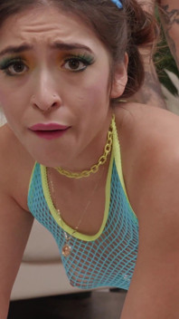 Drobná šukací panenka Amber Summer je nadržená pro hardcore sex Nade Nasty!