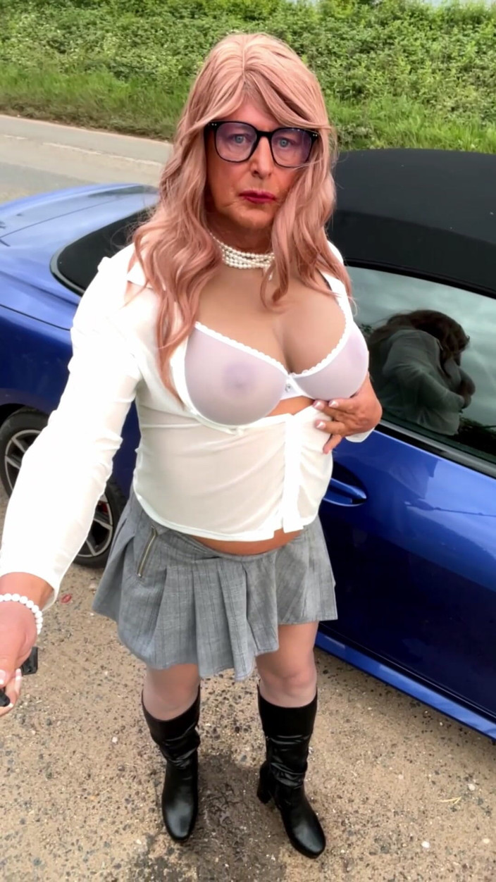 Kellycd2022: Amateur crossdresser Kellycd2022 sexy milf sale para conducir en pantimedias...