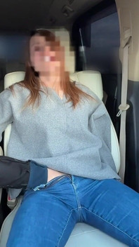 일하는 동안 차 안에서 기혼 여성을 치웠습니다