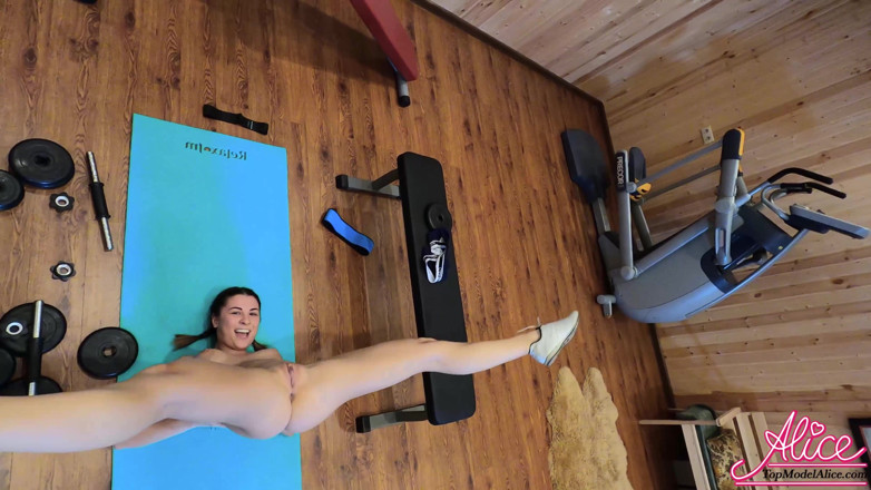 Alice KellyXXX: Nena atlética entrenando desnuda - erótica suave