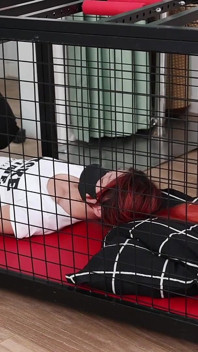 Une fille aux pieds nus dans une cage