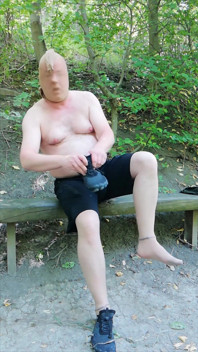 숲 속 벤치에서 팬티스타킹을 입고 뜨거운 자위