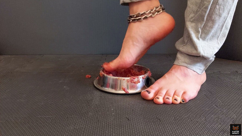 Master Infinity Dom: Enlatada debajo de los pies