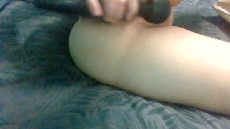 Bellaboo: 饥渴的bella用大振动器自慰湿润的阴户