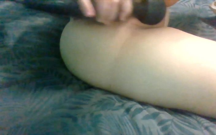 Bellaboo: Geile bella masturbiert feuchte muschi mit großem vibrator