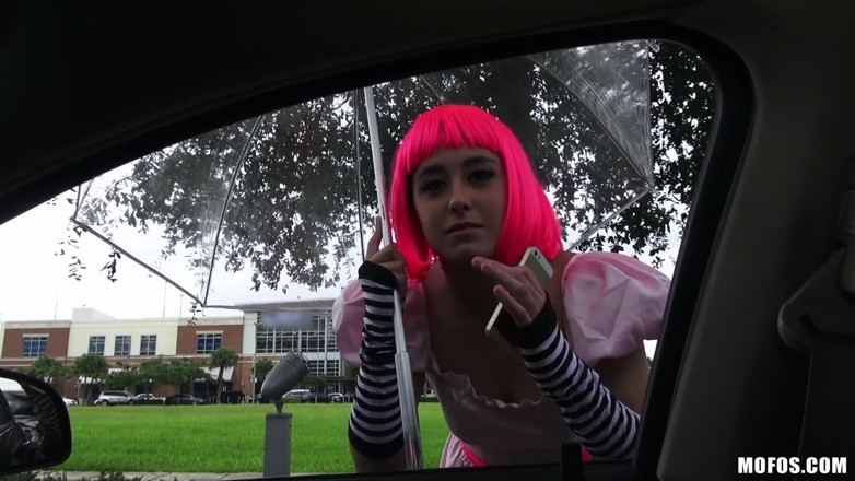 Stranded Teens: 『Stranded Teens』 - ブルネットのナタリー・モンローがブルーノをしゃぶり、彼が車を路肩に停めた後、大きく甘いお尻を叩く