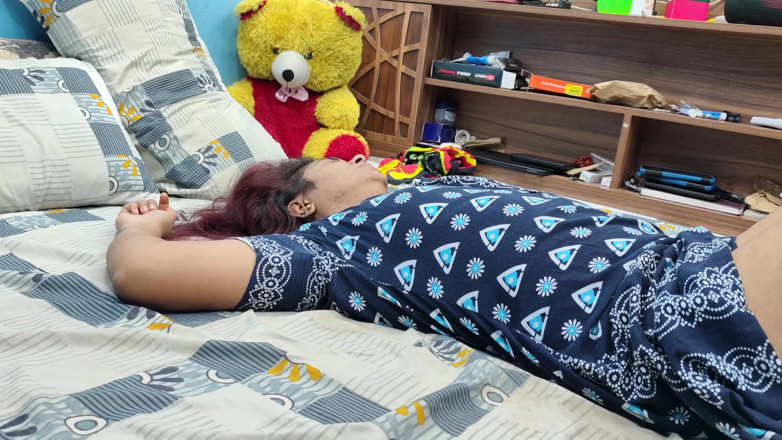 Vaigavarun45: Mallu Couple Hot Feet and Thigh Kiss Lick Romance